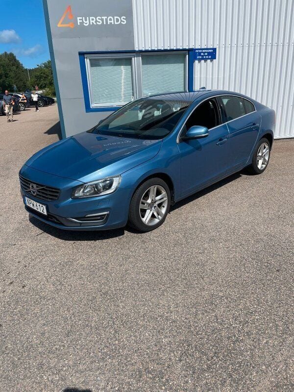 Blå (blåmetallic) Begagnad 2017 Volvo S60 Momentum Sedan | 136 000 kr (Marknadspris) - Bild 1/4