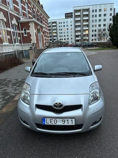 Begagnad 2011 Toyota Yaris Halvkombi | 30 000 kr (Bra pris) - Bild 1/4