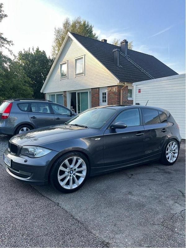 Grå Begagnad 2008 BMW 118 Advantage Halvkombi | 52 000 kr (Marknadspris) - Bild 1/4