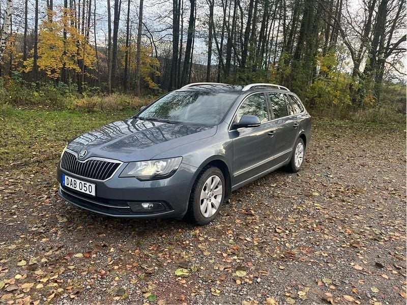 Grå Begagnad 2015 Skoda Superb Business Line Kombi | 112 500 kr (Bra pris) - Bild 1/4