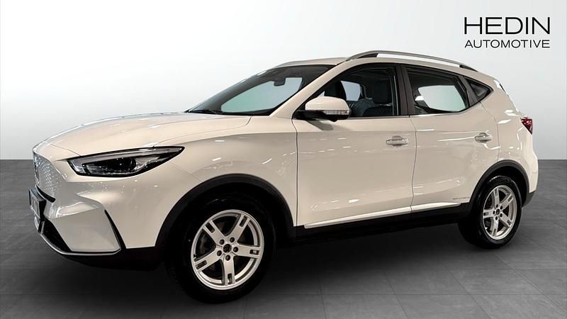 Vit (white) Begagnad 2022 MG ZS Luxury Sedan | 249 900 kr (Bra pris) - Bild 1/4