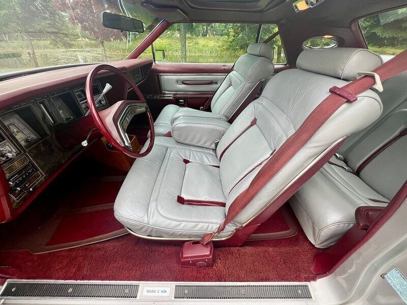 Begagnad Lincoln Continental 209 HK (153 kW) 1978 Moondust silver Sportkupé