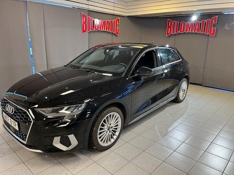 Svart Begagnad 2022 Audi A3 Sportback Sport Halvkombi | 215 000 kr (Marknadspris) - Bild 1/4