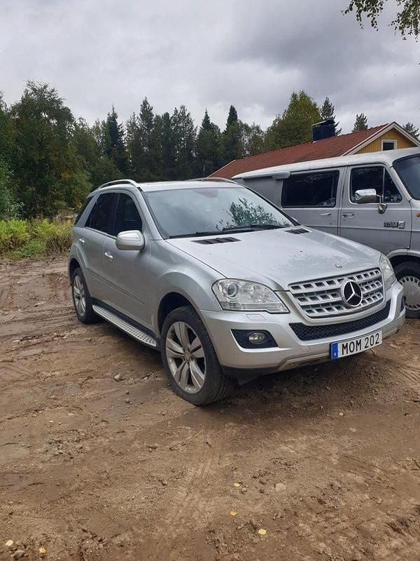 Silver Begagnad 2009 Mercedes ML320 SUV | 75 000 kr (Marknadspris) - Bild 1/4
