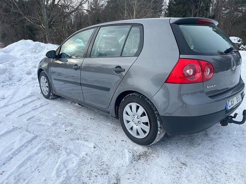 Begagnad VW Golf V Trendline 102 HK (75 kW) 2007 Grå