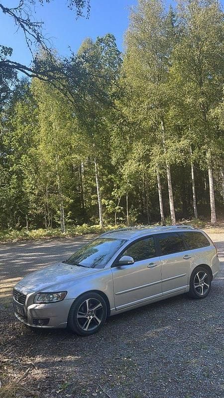 Grå Begagnad 2012 Volvo V50 Momentum Kombi | 45 000 kr (Bra pris) - Bild 1/3
