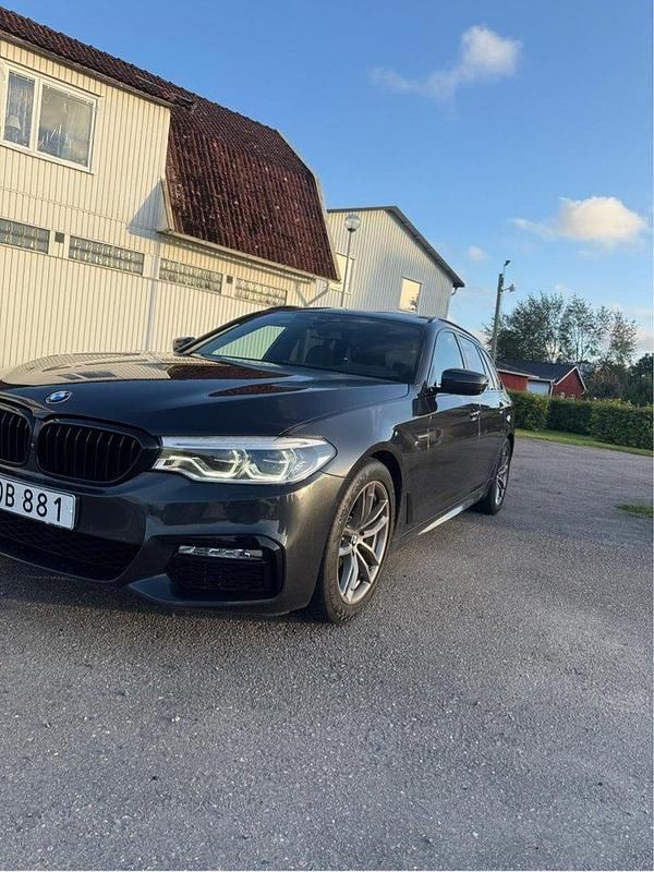 Grå Begagnad 2018 BMW 520 M Sport Kombi | 295 000 kr - Bild 1/2