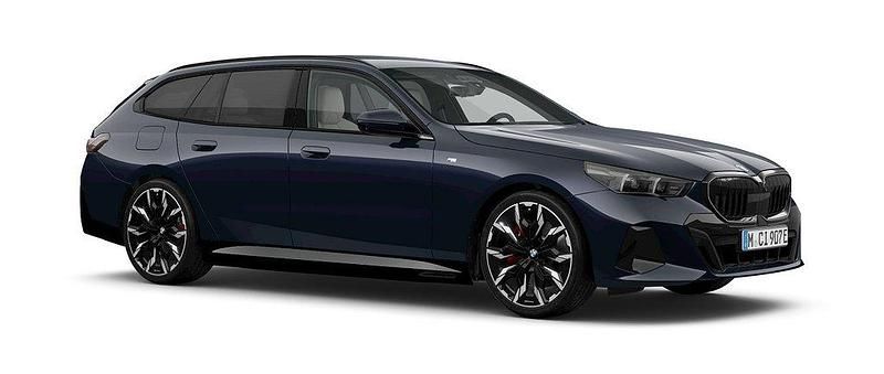 Svart Ny 2025 BMW 530e Comfort Edition Kombi | 860 500 kr - Bild 1/4