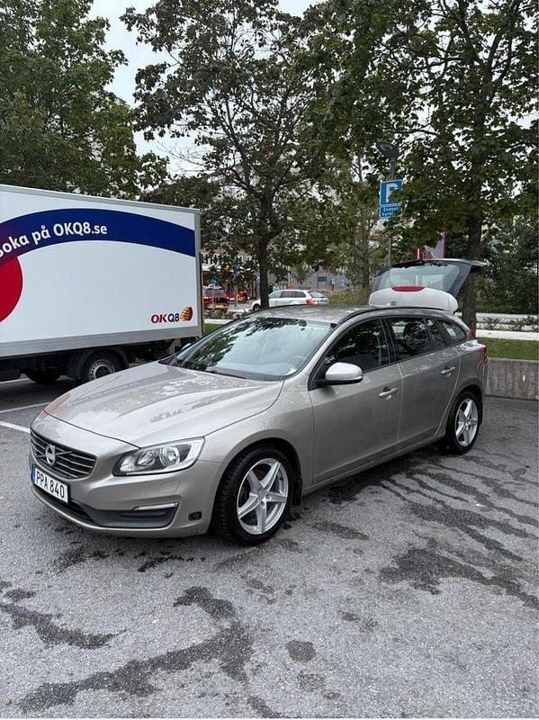 Brun Begagnad 2014 Volvo V60 Kinetic Kombi | 110 000 kr (Bra pris) - Bild 1/4