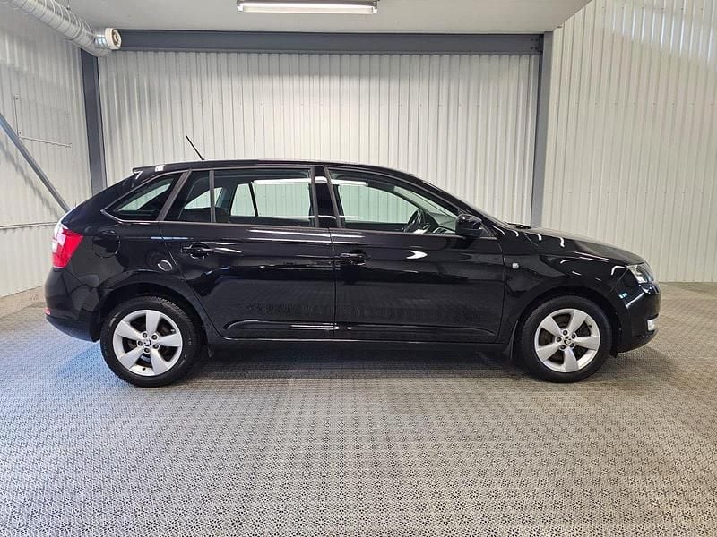 Svart Begagnad 2015 Skoda Rapid Halvkombi | 75 000 kr (Marknadspris) - Bild 1/4