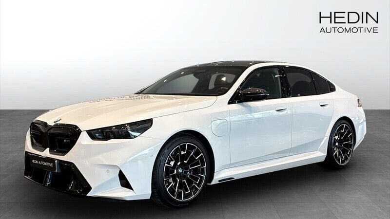 Vit (white) Begagnad 2025 BMW M5 Comfort Edition Sedan | 1 619 700 kr - Bild 1/4