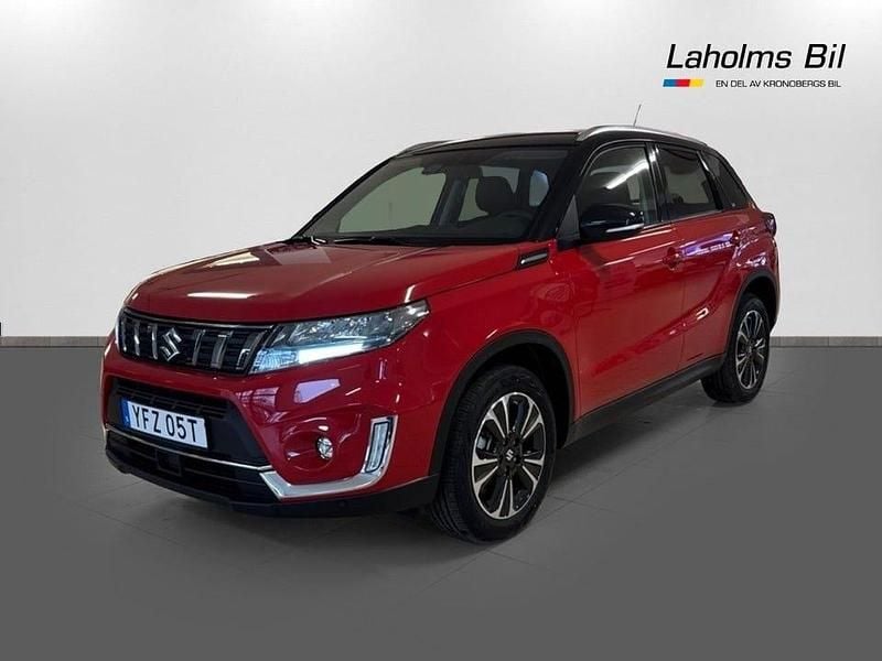 Röd (röd/svart tak) Begagnad 2023 Suzuki Vitara SUV | 299 900 kr (Marknadspris) - Bild 1/4