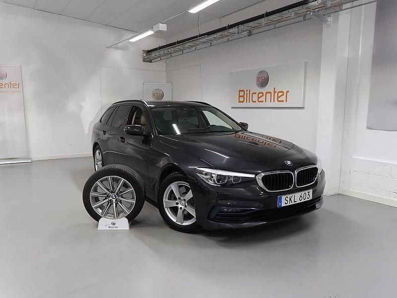 Grå Begagnad 2018 BMW 520 Kombi | 224 900 kr (Marknadspris) - Bild 1/3