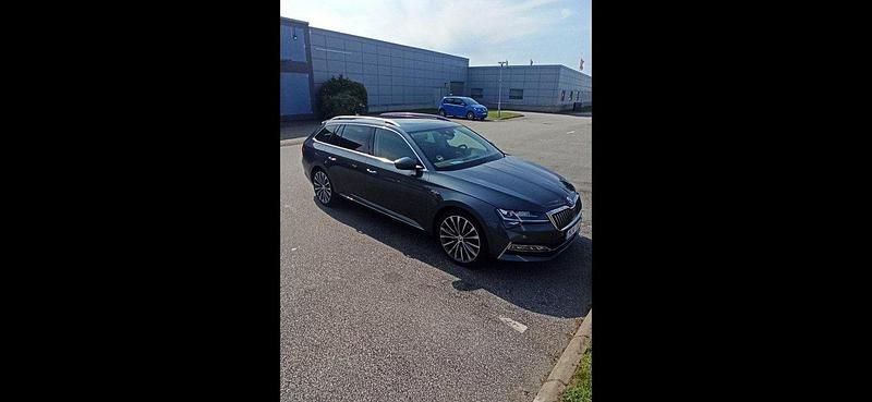 Grå Begagnad 2020 Skoda Superb Business Line Kombi | 320 000 kr (Marknadspris) - Bild 1/4