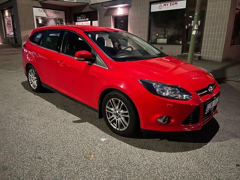 Röd Begagnad 2014 Ford Focus Titanium Kombi | 64 900 kr (Marknadspris) - Bild 1/4
