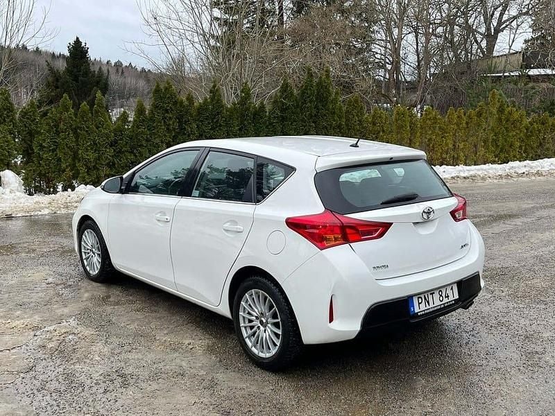 Begagnad Toyota Auris Active 124 HK (91 kW) 2014 Vit Halvkombi