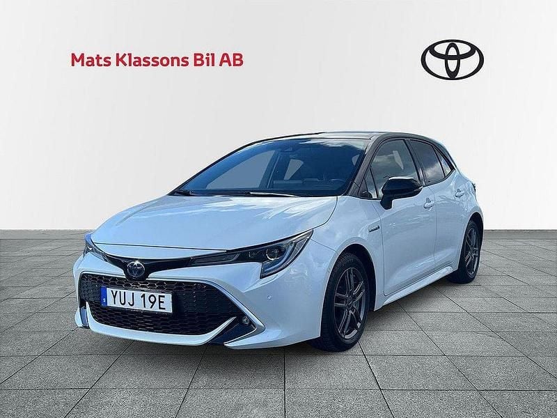 Vit Begagnad 2019 Toyota Corolla Hybrid Executive Halvkombi | 249 000 kr (Marknadspris) - Bild 1/4