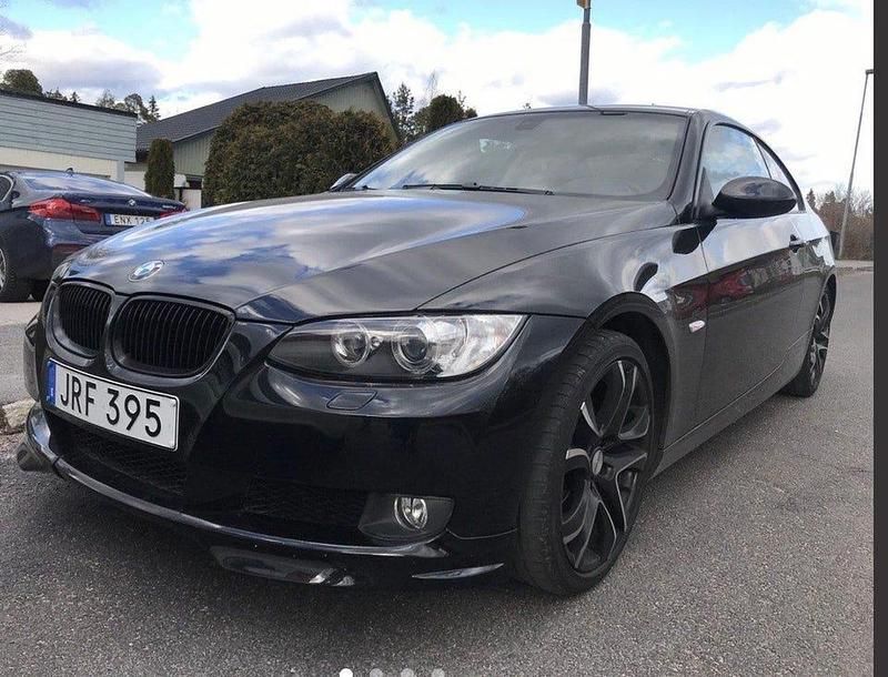 Begagnad 2009 BMW 320 Sportkupé | 79 000 kr (Marknadspris) - Bild 1/4