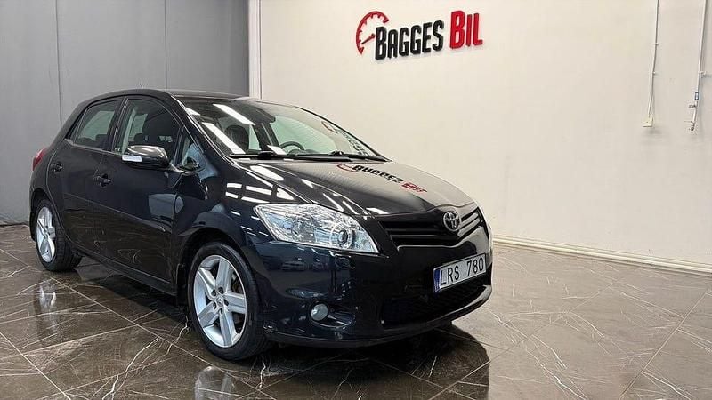 Svart Begagnad 2011 Toyota Auris Sedan | 89 900 kr (Marknadspris) - Bild 1/4