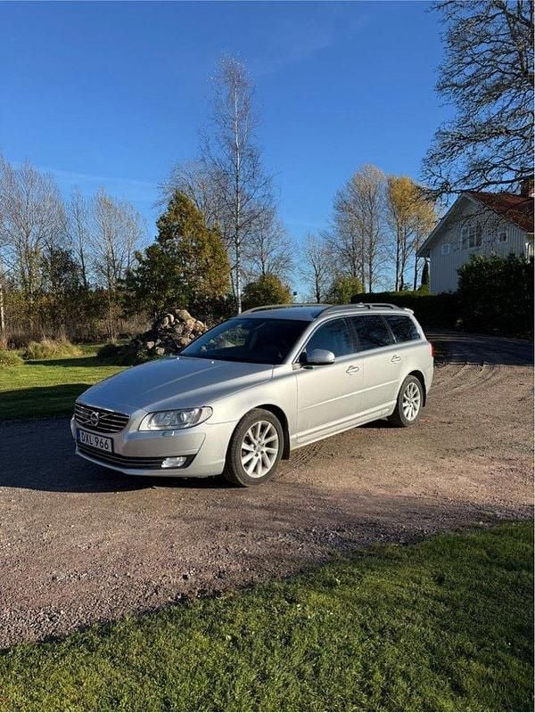 Silver Begagnad 2016 Volvo V70 Momentum Kombi | 139 000 kr (Marknadspris) - Bild 1/4
