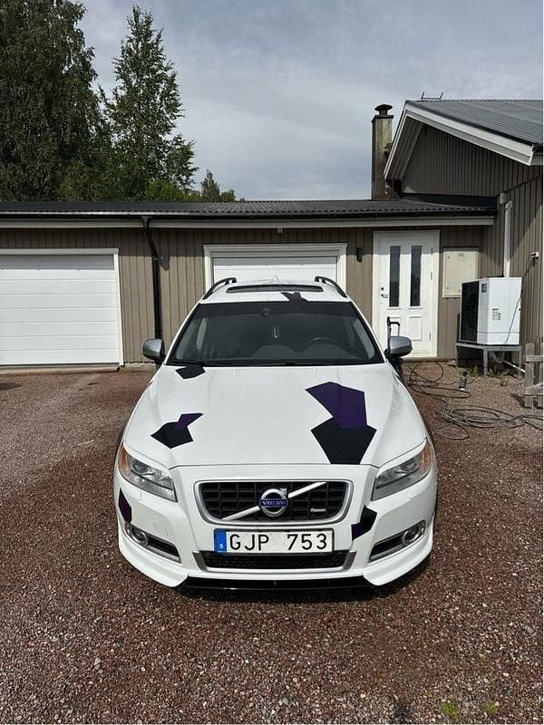 Vit Begagnad 2013 Volvo V70 R-Design Kombi | 115 000 kr (Marknadspris) - Bild 1/4