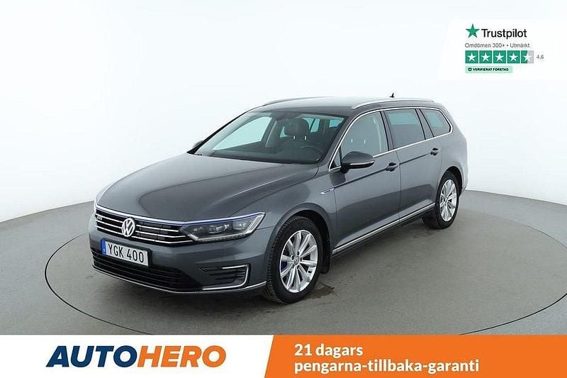 Mörkgrå Begagnad 2016 VW Passat GTE Kombi | 149 000 kr (Marknadspris) - Bild 1/4