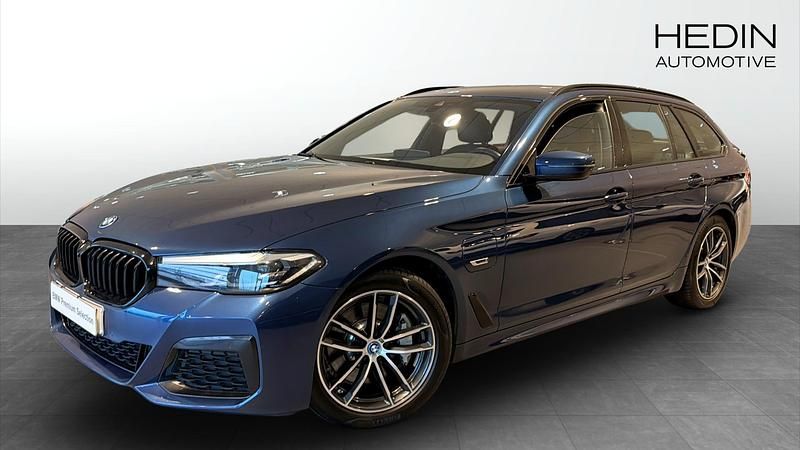 Blå (blue) Begagnad 2023 BMW 530e M Sport Kombi | 448 700 kr (Lite dyr) - Bild 1/4