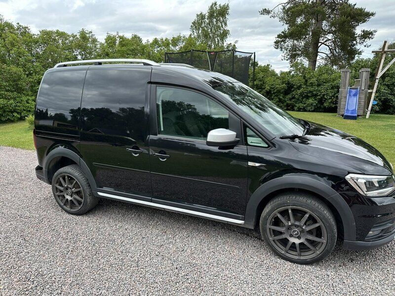 Svart Begagnad 2017 VW Caddy Minibuss | 165 000 kr (Dyr) - Bild 1/4