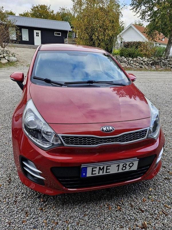 Röd Begagnad 2016 Kia Rio Halvkombi | 86 900 kr (Marknadspris) - Bild 1/4