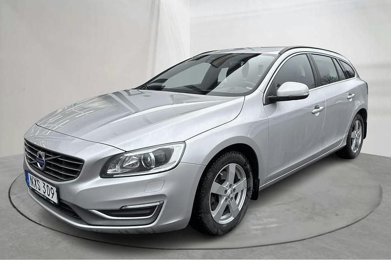 Silver Begagnad 2015 Volvo V60 Momentum Kombi | 110 000 kr (Superpris) - Bild 1/4