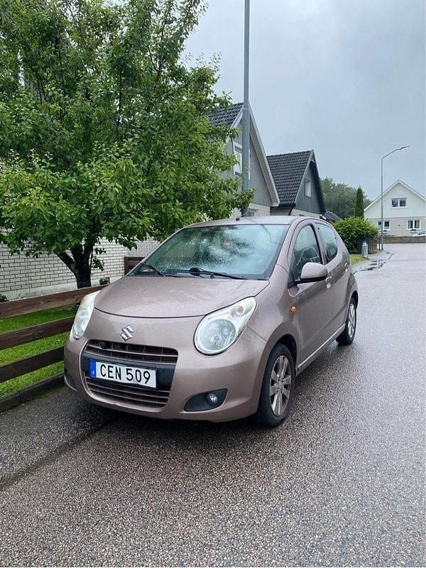 Brun Begagnad 2009 Suzuki Alto Halvkombi | 29 500 kr (Marknadspris) - Bild 1/4
