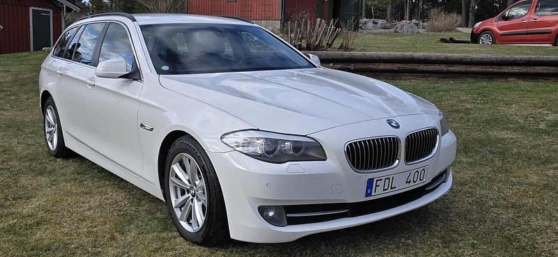 Vit Begagnad 2011 BMW 520 Kombi | 110 000 kr (Marknadspris) - Bild 1/4