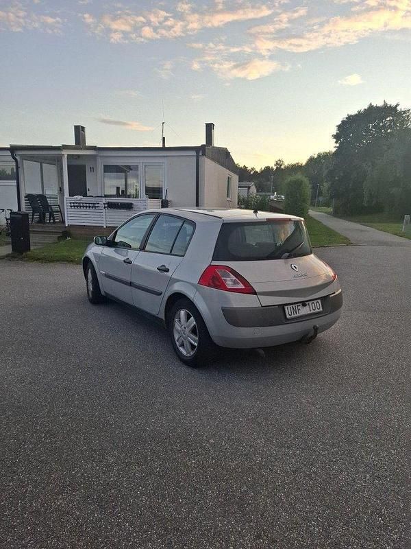Grå Begagnad 2003 Renault Mégane II Halvkombi | 26 900 kr (Marknadspris) - Bild 1/4