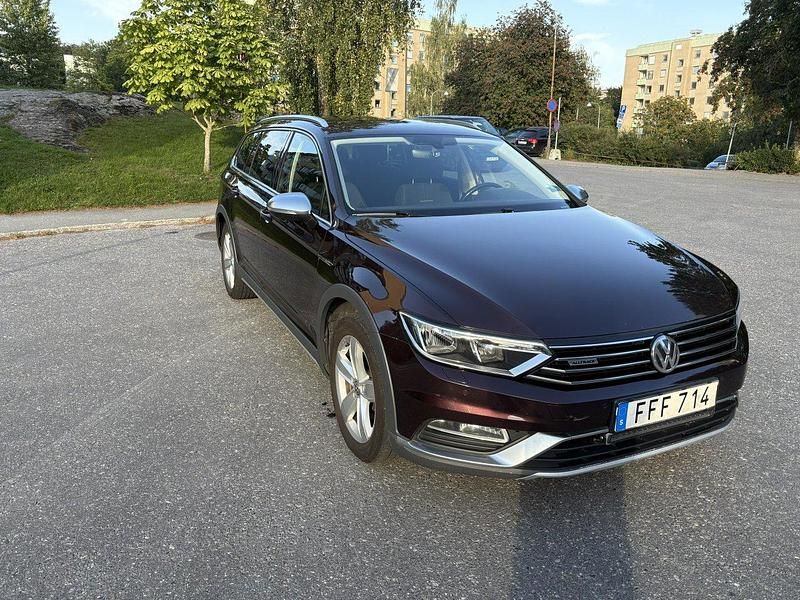 Röd Begagnad 2018 VW Passat Alltrack Kombi | 177 000 kr (Marknadspris) - Bild 1/4