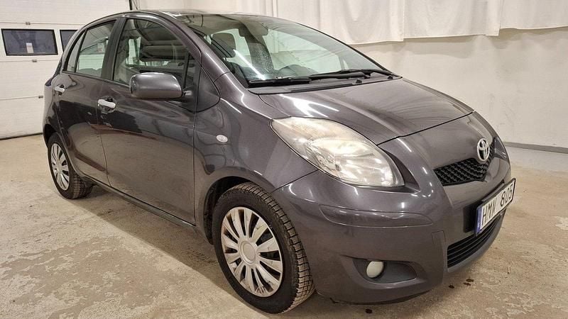 Mörkgrå (grå) Begagnad 2010 Toyota Yaris Halvkombi | 44 900 kr (Marknadspris) - Bild 1/4
