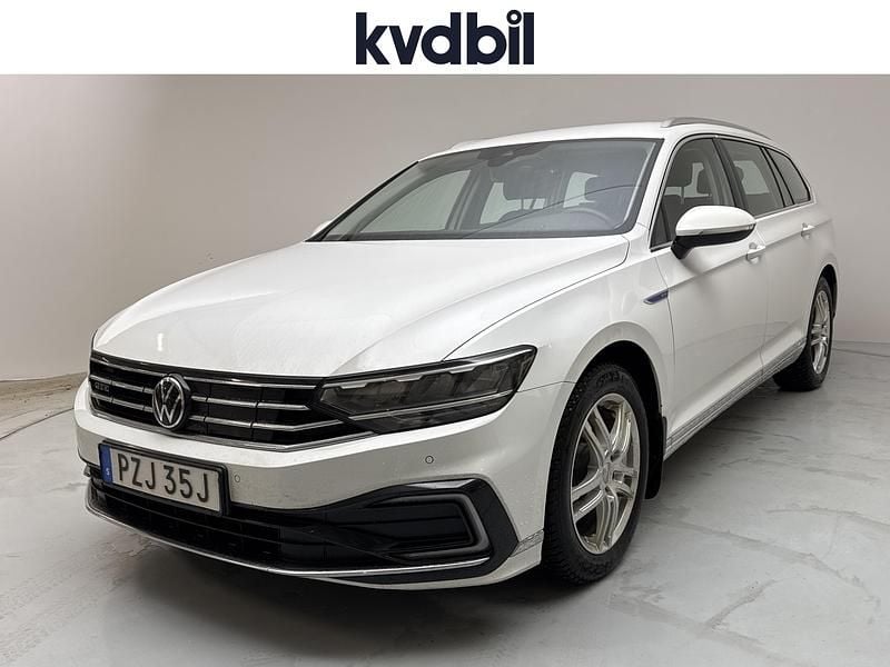Vit Begagnad 2021 VW Passat GTE | 220 000 kr (Marknadspris) - Bild 1/3