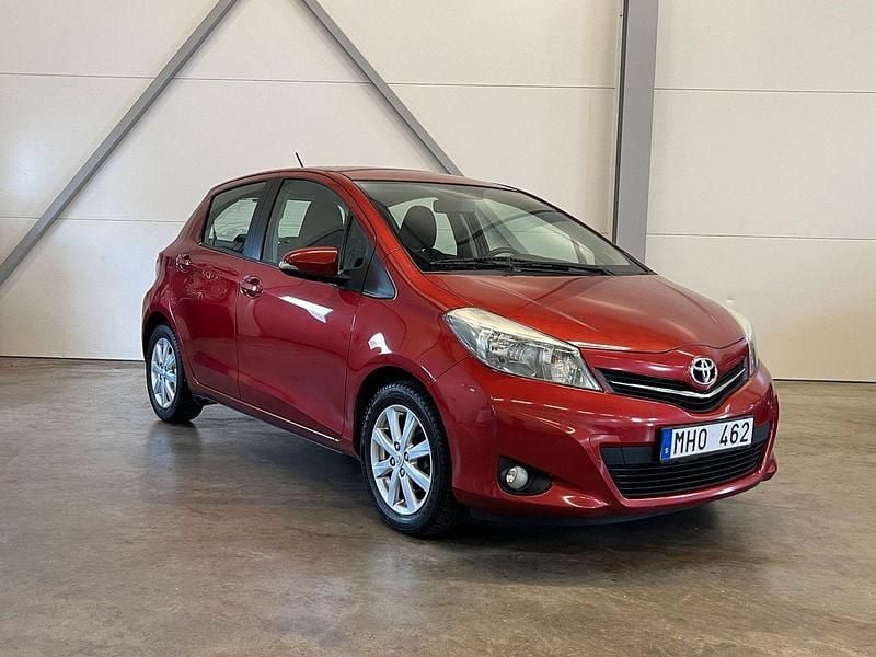 Röd Begagnad 2012 Toyota Yaris Active Halvkombi | 59 900 kr (Marknadspris) - Bild 1/4