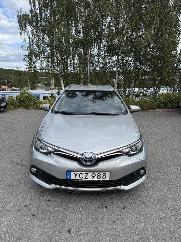 Silver Begagnad 2017 Toyota Auris Hybrid Comfort Kombi | 142 000 kr (Marknadspris) - Bild 1/4
