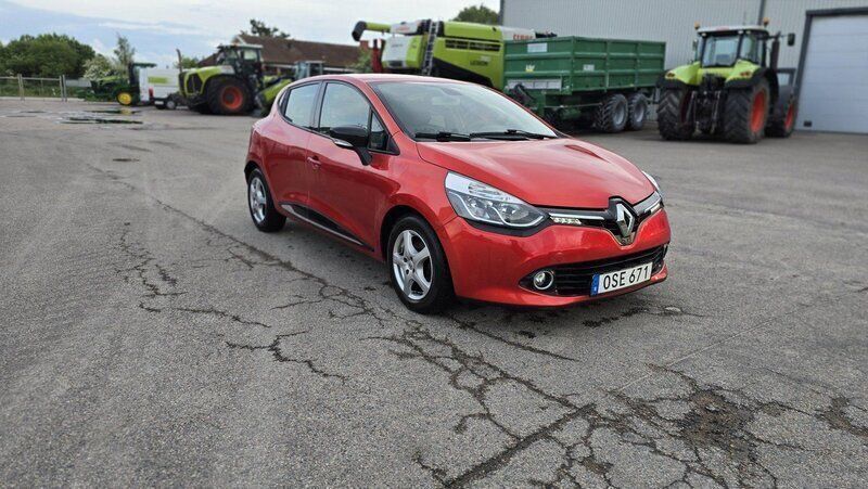 Röd Begagnad 2015 Renault Clio IV Halvkombi | 59 500 kr (Marknadspris) - Bild 1/4