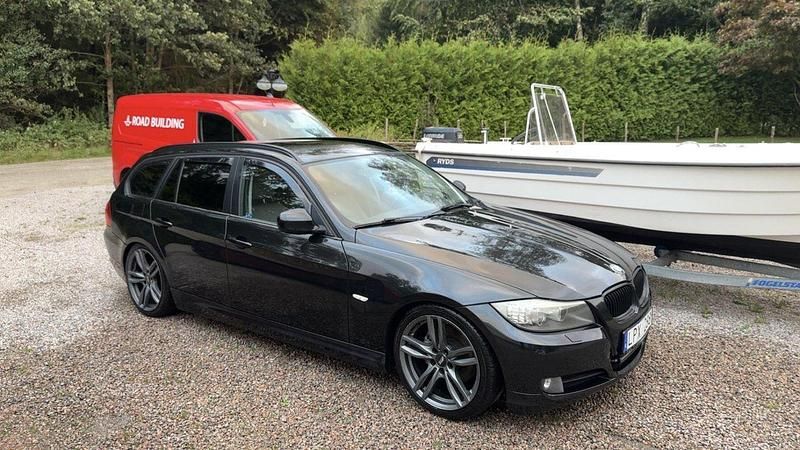Svart Begagnad 2011 BMW 318 Kombi | 65 000 kr (Marknadspris) - Bild 1/4