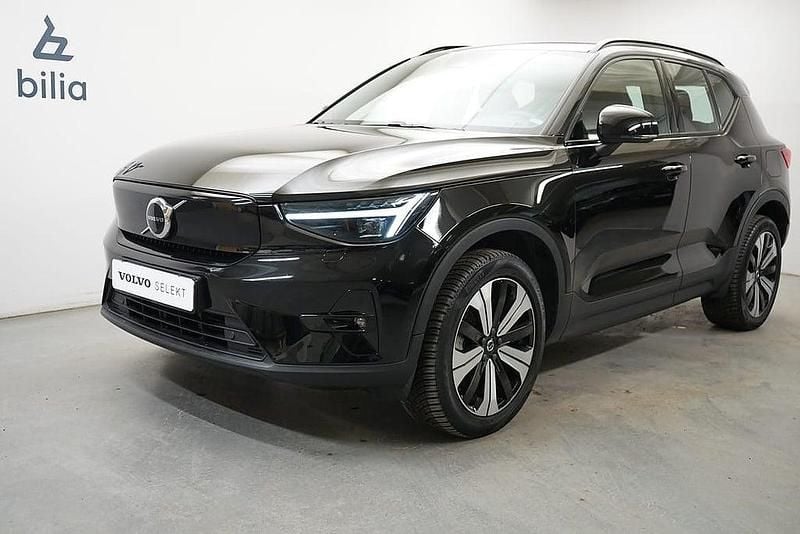 Svart Begagnad 2022 Volvo XC40 Plus SUV | 369 900 kr - Bild 1/3