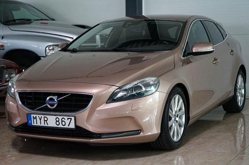 Brun Begagnad 2012 Volvo V40 Momentum Kombi | 129 500 kr (Marknadspris) - Bild 1/4