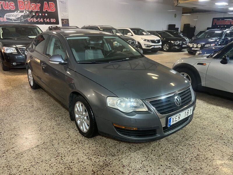 Ljusgrå Begagnad 2005 VW Passat Sedan | 30 000 kr (Marknadspris) - Bild 1/4