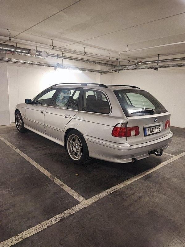 Grå Begagnad 2002 BMW 520 Kombi | 42 000 kr - Bild 1/4