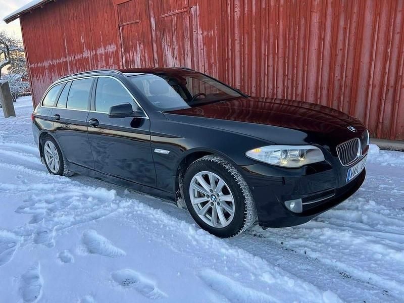 Svart Begagnad 2013 BMW 520 Kombi | 89 000 kr (Bra pris) - Bild 1/4