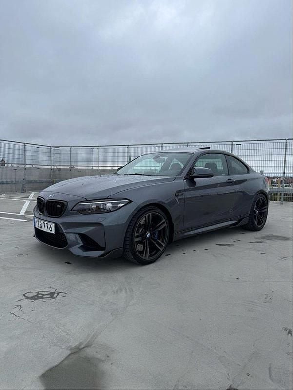 Grå Begagnad 2018 BMW M2 Competition Edition Sportkupé | 465 000 kr (Marknadspris) - Bild 1/4