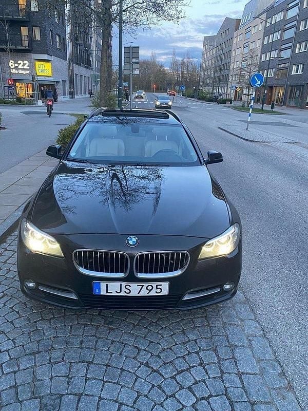 Brun Begagnad 2017 BMW 520 Kombi | 199 900 kr (Marknadspris) - Bild 1/4
