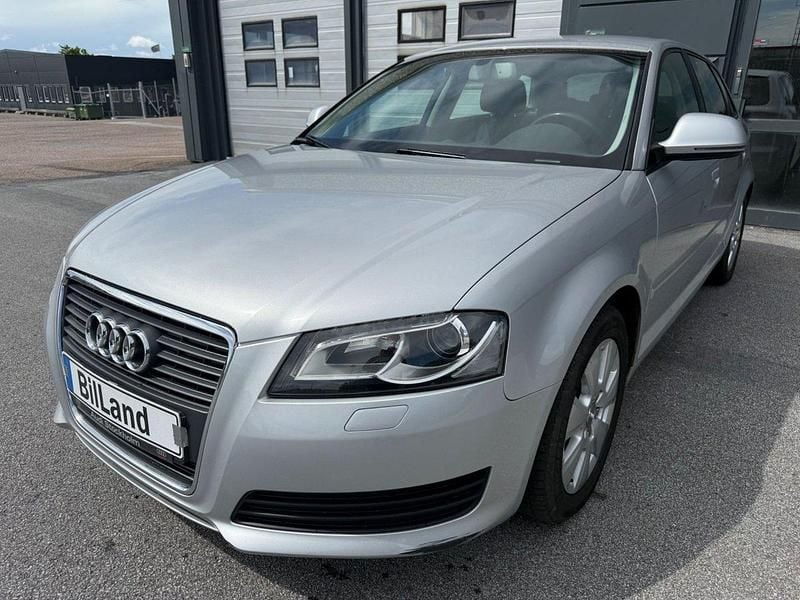 Silver Begagnad 2010 Audi A3 Sportback Attraction Halvkombi | 74 900 kr (Marknadspris) - Bild 1/4