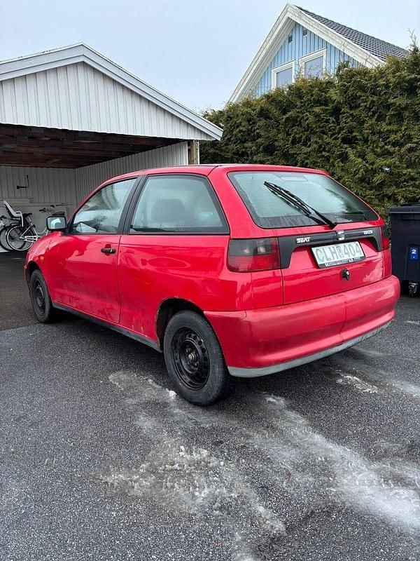 Begagnad Seat Ibiza 60 HK (44 kW) 1998 Röd Halvkombi