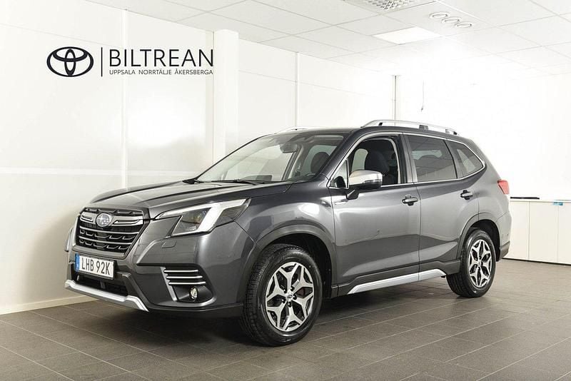 Grå (grå metallic) Begagnad 2022 Subaru Forester Active SUV | 334 900 kr (Lite dyr) - Bild 1/4